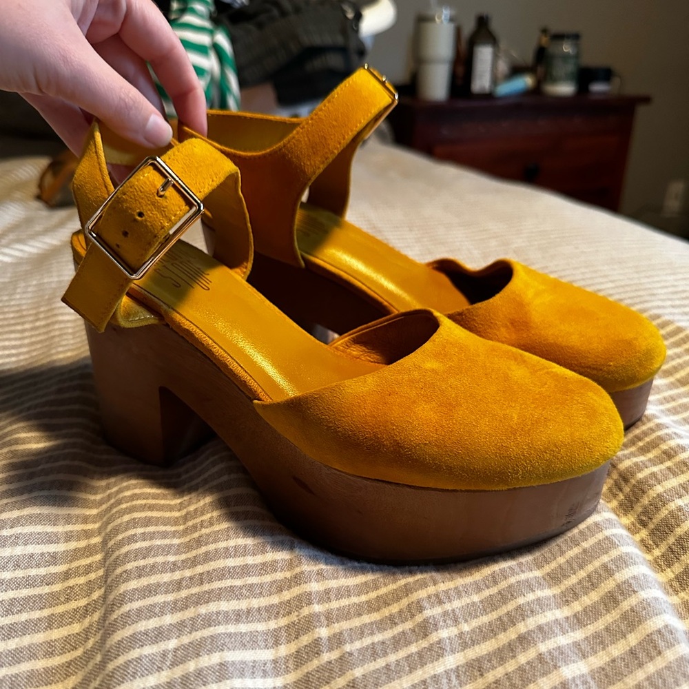 Charlotte Stone Sz 7 Yellow Suede Sal
